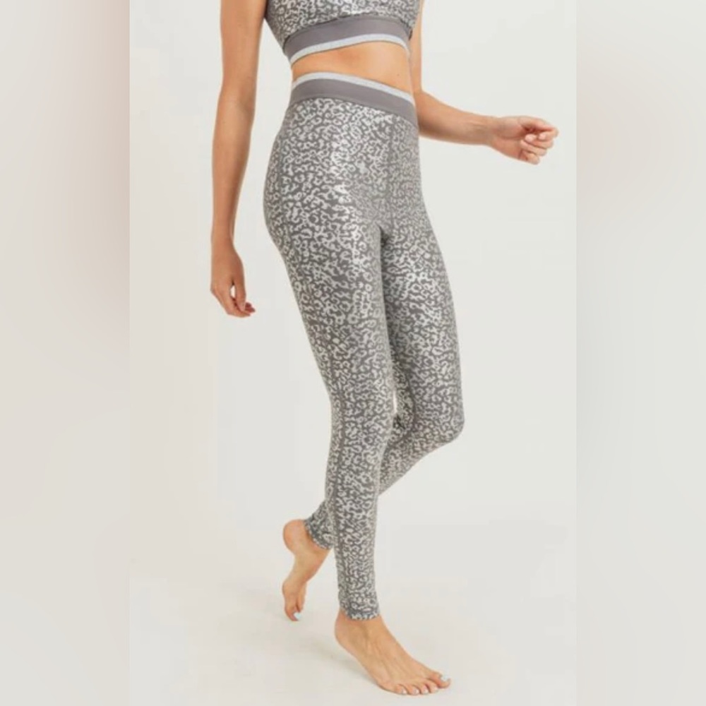 Silver leopard print leggings